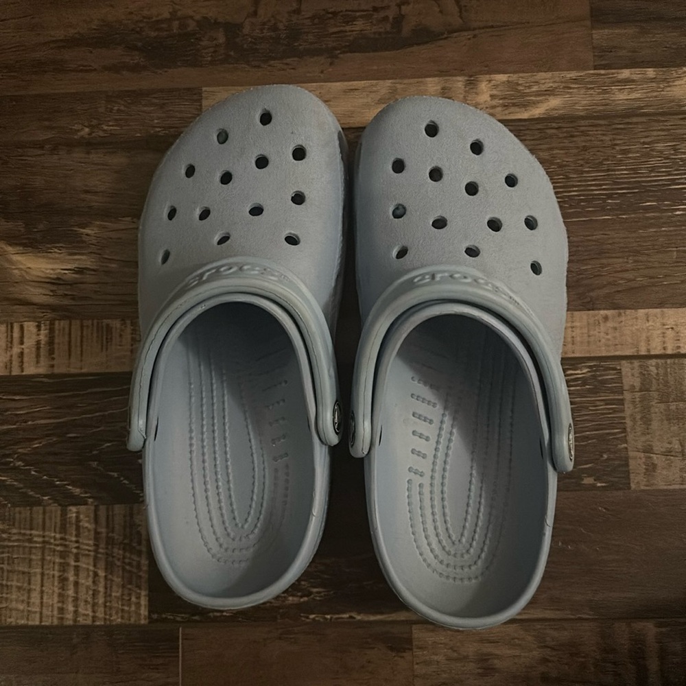 Crocs: women’s size 7